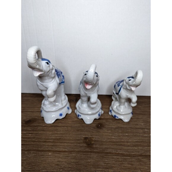 Circus Elephant Figurines, Set of 3 porcelain elephants, Blue onion elephants - Picture 2 of 6